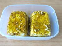 Tofu in eine Schüssel nebeneinander legen und 2...