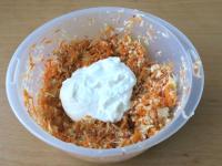 Zucker und Gewürz im Joghurt vermischen. Zu...