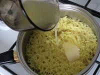...Zitronensaft und Butter zugeben. Aufs Herd...