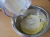 Banane mit Milch im Mixer zermixen, mit...