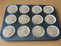 Den Teig in Muffinkörbchen geben....