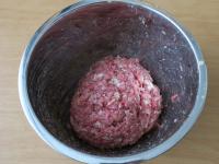 Fleisch, Mehl, Salz, Gewürz und Ei zufügen. Gut...