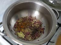 Durchgepressten Knoblauch und Gewürze zufügen....