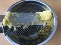 Die Kartoffeln abschälen, abwaschen und fein...