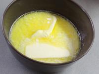 Milch aufwärmen und Butter in sie zerlassen....