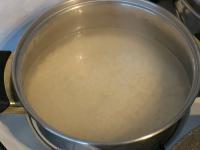 Wasser mit Salz in einem Topf (am besten in einem...