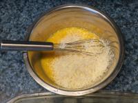 Parmesan raspeln und mit Eiern vermischen. Salzen....