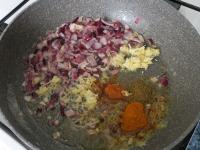 Knoblauch, Ingwer und Gewürze zu Zwiebel zugeben....