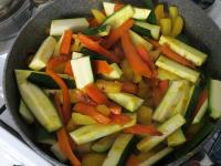 Zucchini zu Möhre und Kartoffeln zugeben....