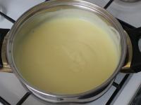 Aus Milch, Puddingpulver und Zucker einen Pudding...