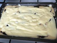 Auf die dunkle Teighälfte den gekochten Pudding,...