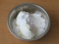 Sahne mit Zucker vermengen....