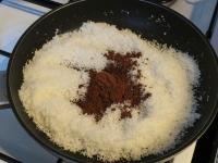 Kokos kurz trocken braten und Kakao zugeben....