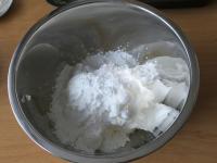 Zucker in Eiweiß hineinmischen,......