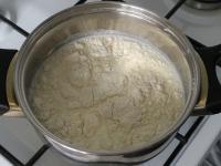 Mehl und Zucker in Milch mischen und Brei kochen....