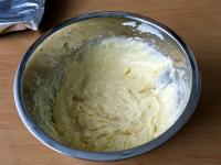 Brei in Butter hineinmischen und zu Creme...