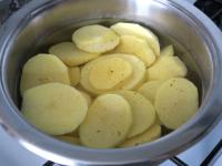 Kartoffeln schälen, waschen und in dickere...