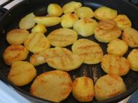 Butter in Pfanne zerlassen und Kartoffeln drauf...