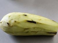 Aubergine waschen und schälen....