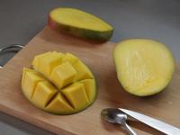 Eine größere reife Mango schälen und das süße...