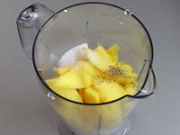 Mango gemeinsam mit Joghurt, Milch, Zucker und...