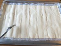 Eingerollten Blätterteig (40x24cm) ausrollen. Mit...