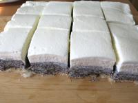 Den Cremekuchen aus dem Kühlschrank vor dem...