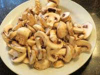 Champignons waschen und in Scheiben schneiden....