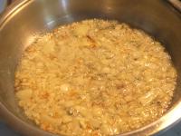 Zwiebel schälen, klein hacken und im Öl...