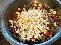 Zerteilten Tofu in ausgekühltes Gemüse zufügen...