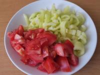Gewaschene Tomaten und Paprika schneiden....