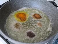 Butter (am besten Ghee) in einer Pfanne zerlassen...