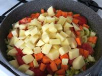 Ganzes Gemüse außer Zucchini zu Porree zugeben....