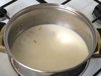 Milch zugießen und weiter abgedeckt kochen, damit...