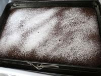 Gebackenen Kuchen mit gesiebten Zucker...
