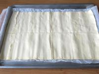 Teig ausrollen und mit Backpapier auf Backblech...