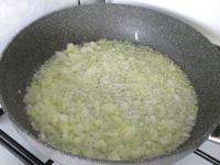 Zwiebel schälen, fein schneiden und anschließend...
