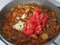 Tomaten, Knoblauch, Wasser hinzufügen ......