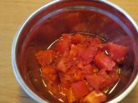 Tomaten mit heißem Wasser begießen. Sie kurz...