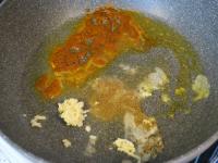 Knoblauch schälen und reiben. Butter in einer...