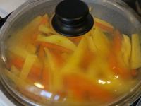 Möhre und Kartoffeln zugeben, Wasser zugießen...