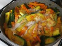 Zucchini waschen, in lange Stücke schneiden und...