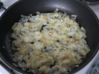 Zwiebel schälen, klein hacken und im Öl...