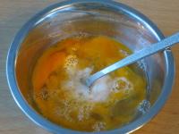 Eier mit Salz vermengen....