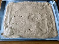 Den Teig auf das Backblech mit Backpapier...