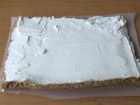 Roulade ausrollen, Backpapier entfernen und mit...