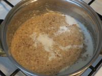Milch zugießen und überkochen....