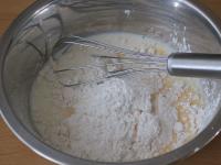 Puddingpulver und Mehl in Milch verrühren. ...