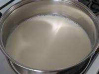Milch mit Zucker zum Kochen bringen....