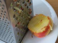 Äpfel waschen und grob mit Schale raspeln....